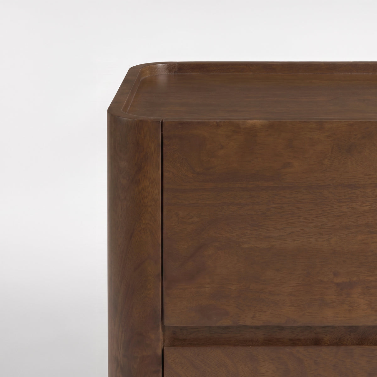 Table de chevet Aldo en bois de manguier noyer, détail de l'angle arrondi - Maison Pavane