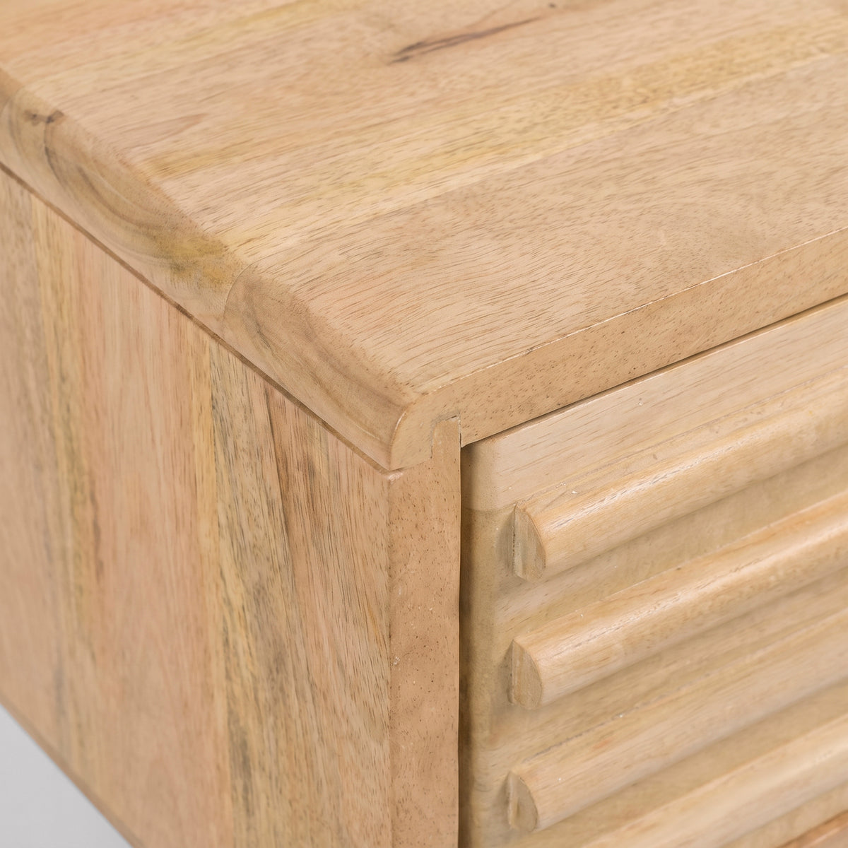 Table de chevet murale Pablo en bois de manguier naturel, détail de l'angle - Maison Pavane