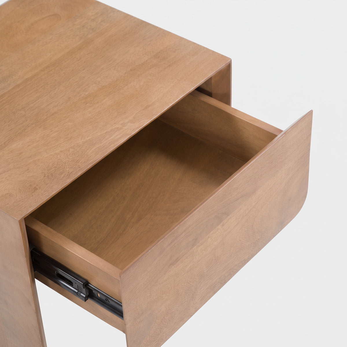 Détail du tiroir ouvert de la table de chevet Achille en bois de manguier marron clair - Maison Pavane