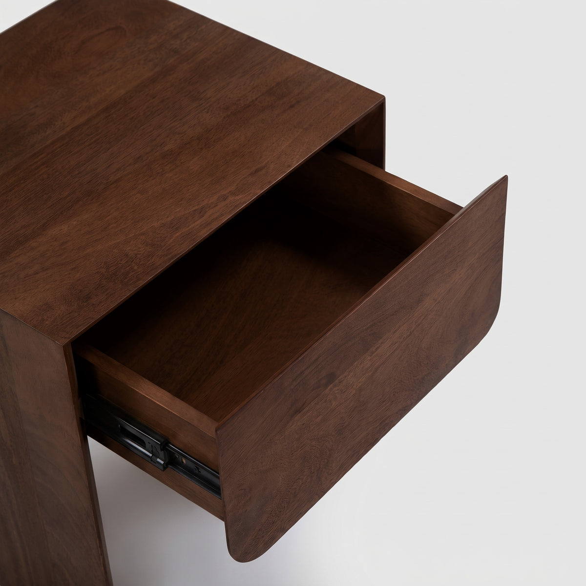 Détail du tiroir ouvert de la table de chevet Achille en bois de manguier marron foncé - Maison Pavane