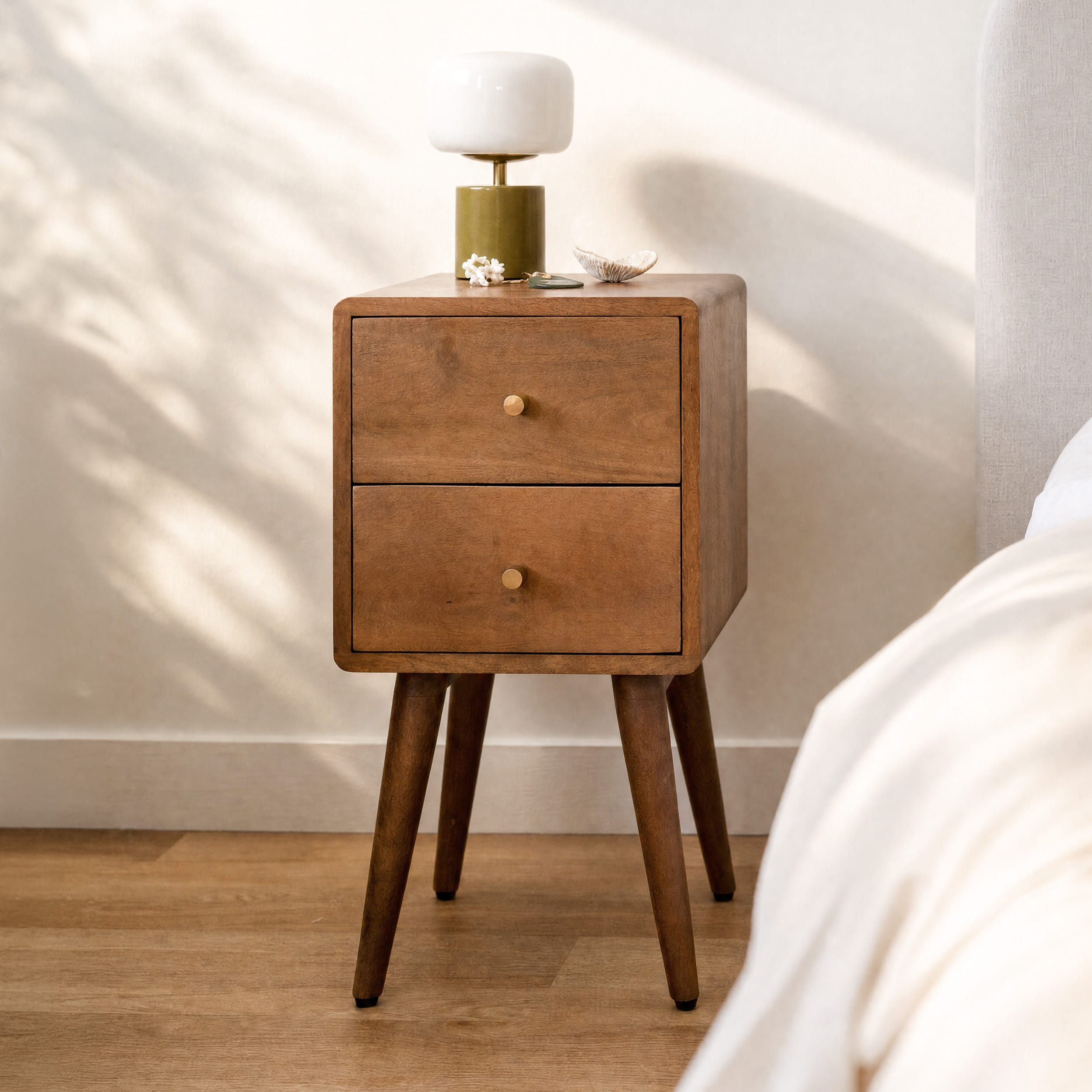 Table de chevet 2 tiroirs en bois massif teinte noyer, pieds fuselés style scandinave, lumière naturelle douce – Maison Pavane
