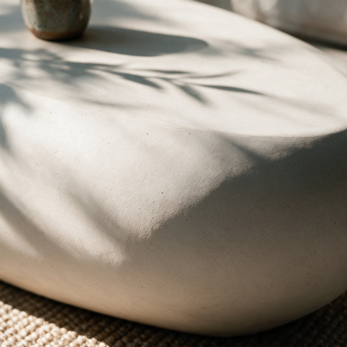Table basse Maui écrue en fibre d'argile effet béton