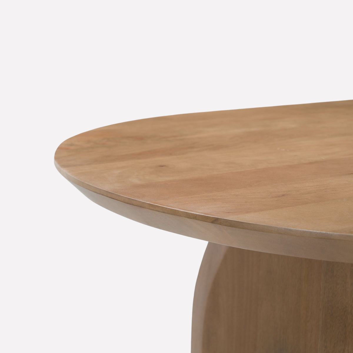Détail du plateau et du piètement en bois de manguier massif marron clair de la table ovale Alix - Maison Pavane