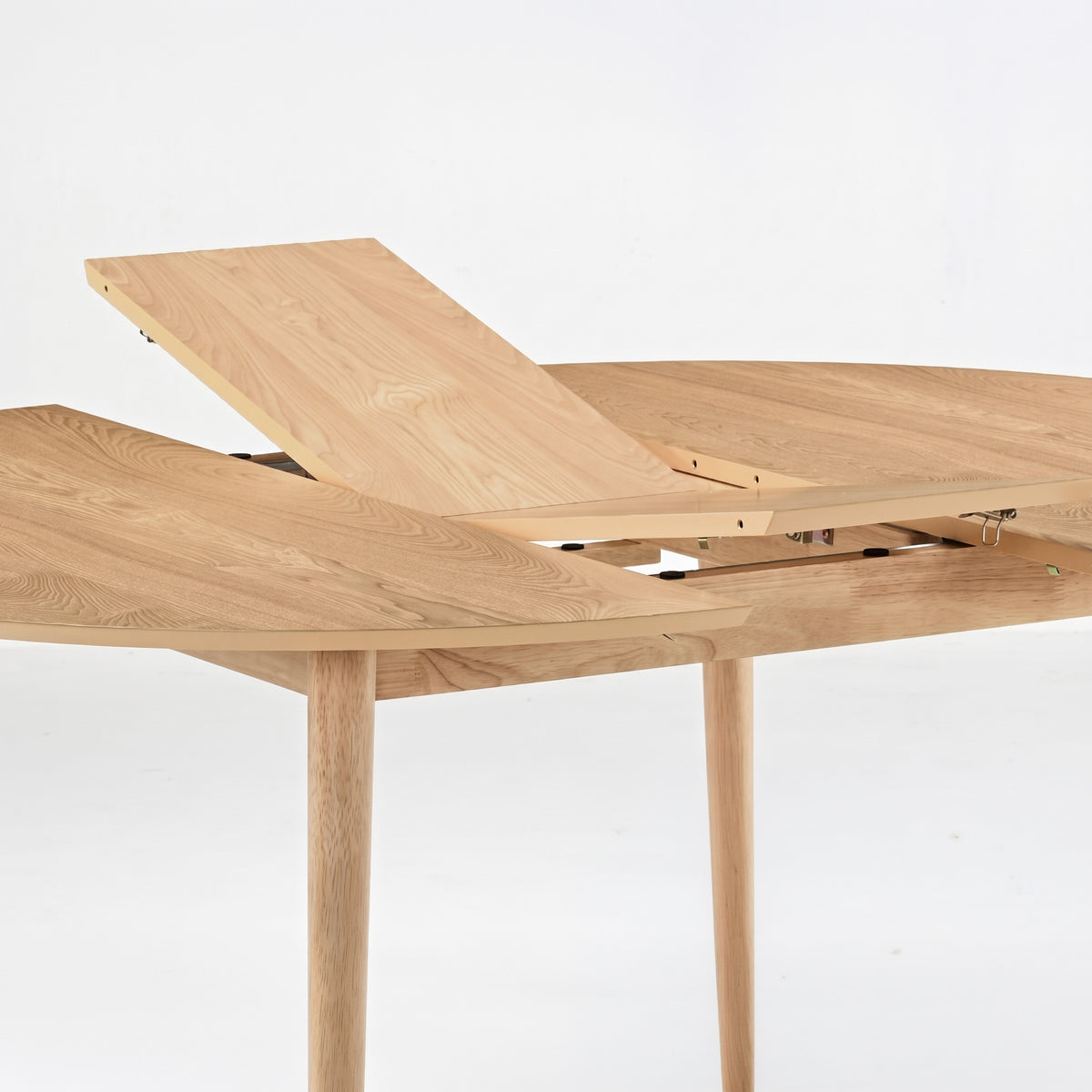 Détail de l'allonge de la table ronde Odette extensible en bois clair - Maison Pavane