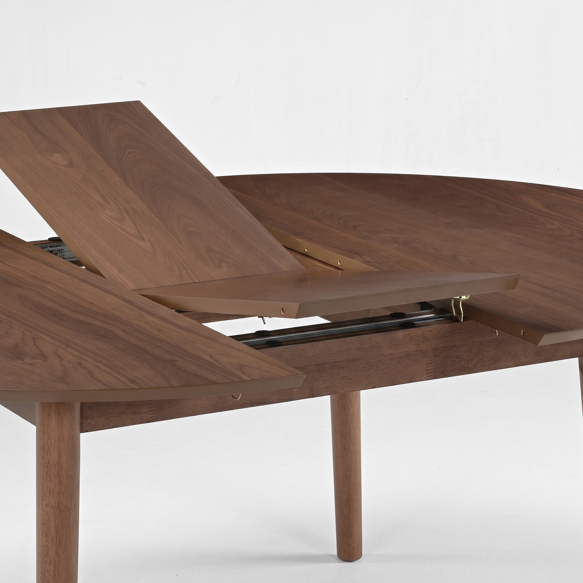 Détail de l'allonge de la table ronde Odette extensible en bois foncé - Maison Pavane