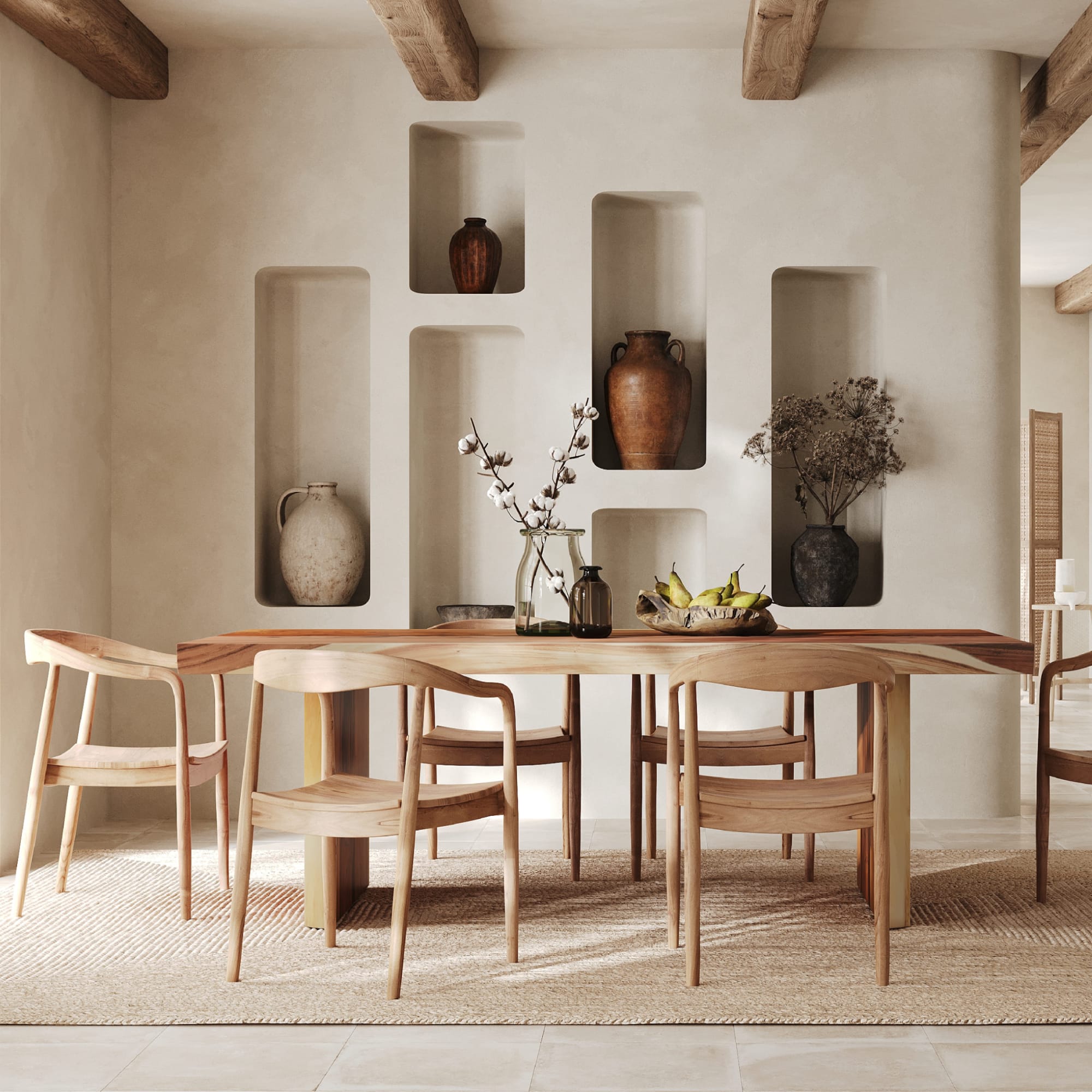 Table à manger en bois massif live edge avec chaises bois naturel, niches murales et poteries terracotta, ambiance wabi-sabi lumineuse – Maison Pavane