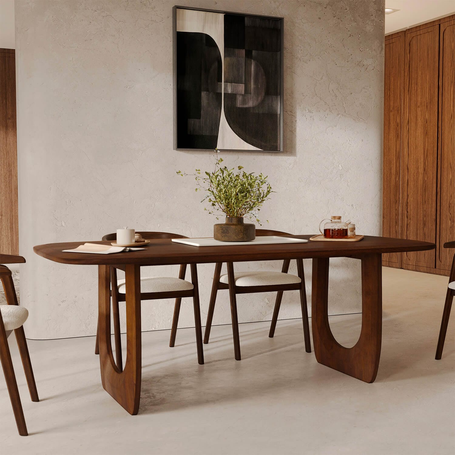 Table à manger en bois noyer plateau organique, pieds sculpturaux, chaises bouclette, ambiance chaleureuse – Maison Pavane