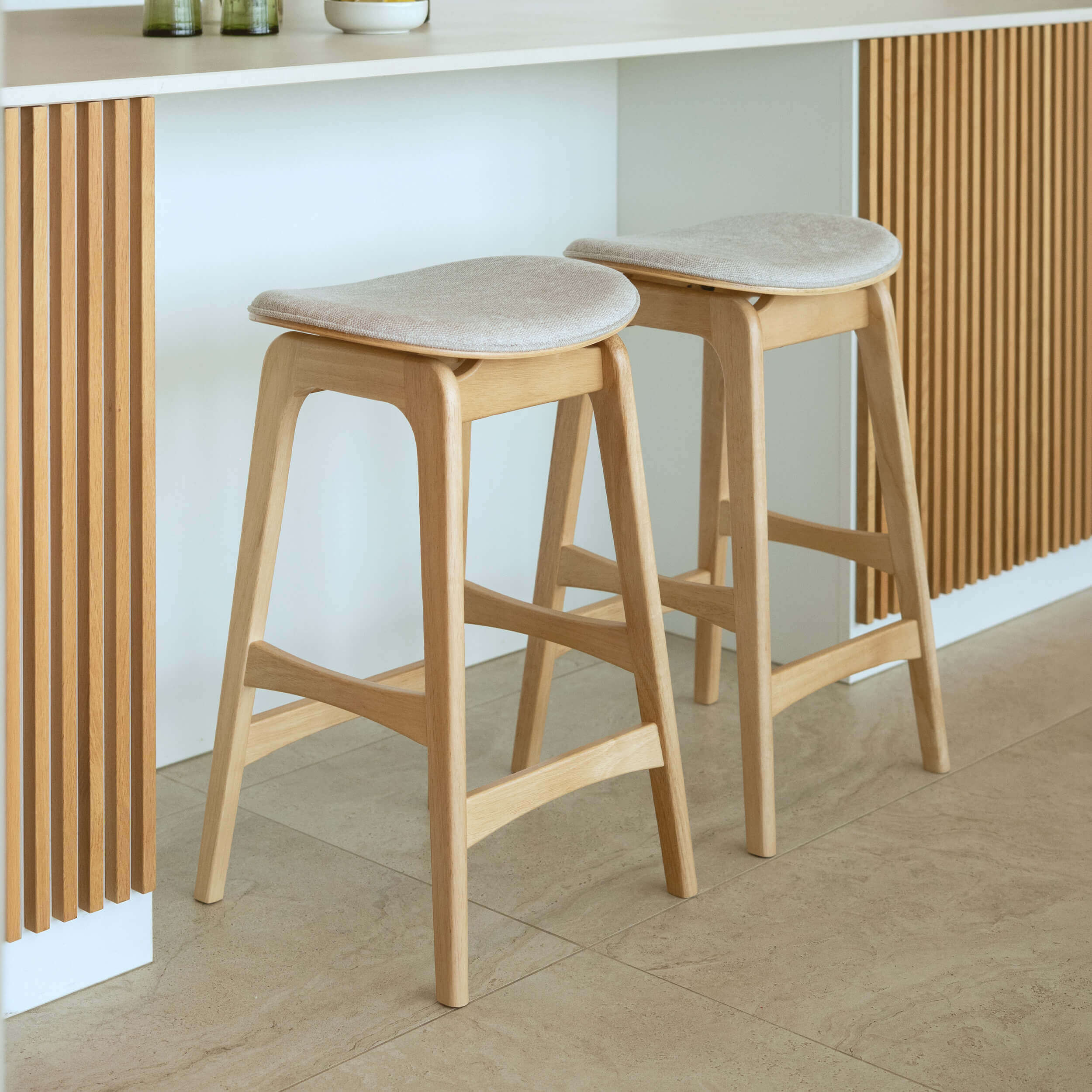 Tabourets de bar en chêne naturel avec assise tissu beige, style scandinave, ambiance cuisine lumineuse – Maison Pavane