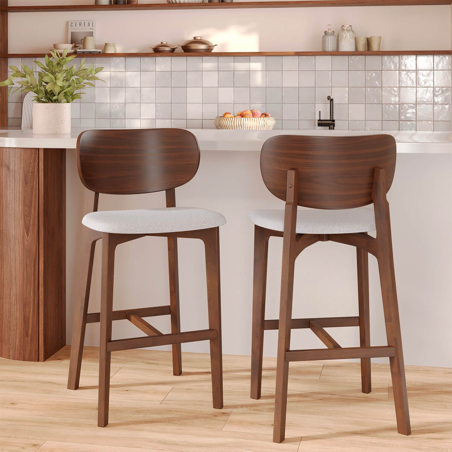 Tabouret de bar en bois noyer et assise tissu gris clair, style rétro scandinave dans cuisine lumineuse – Maison Pavane
