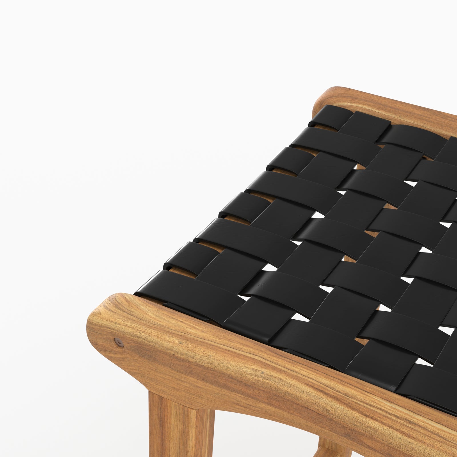 Détail du cuir tressé noir de l'assise du tabouret de bar Kuna en teck - Maison Pavane