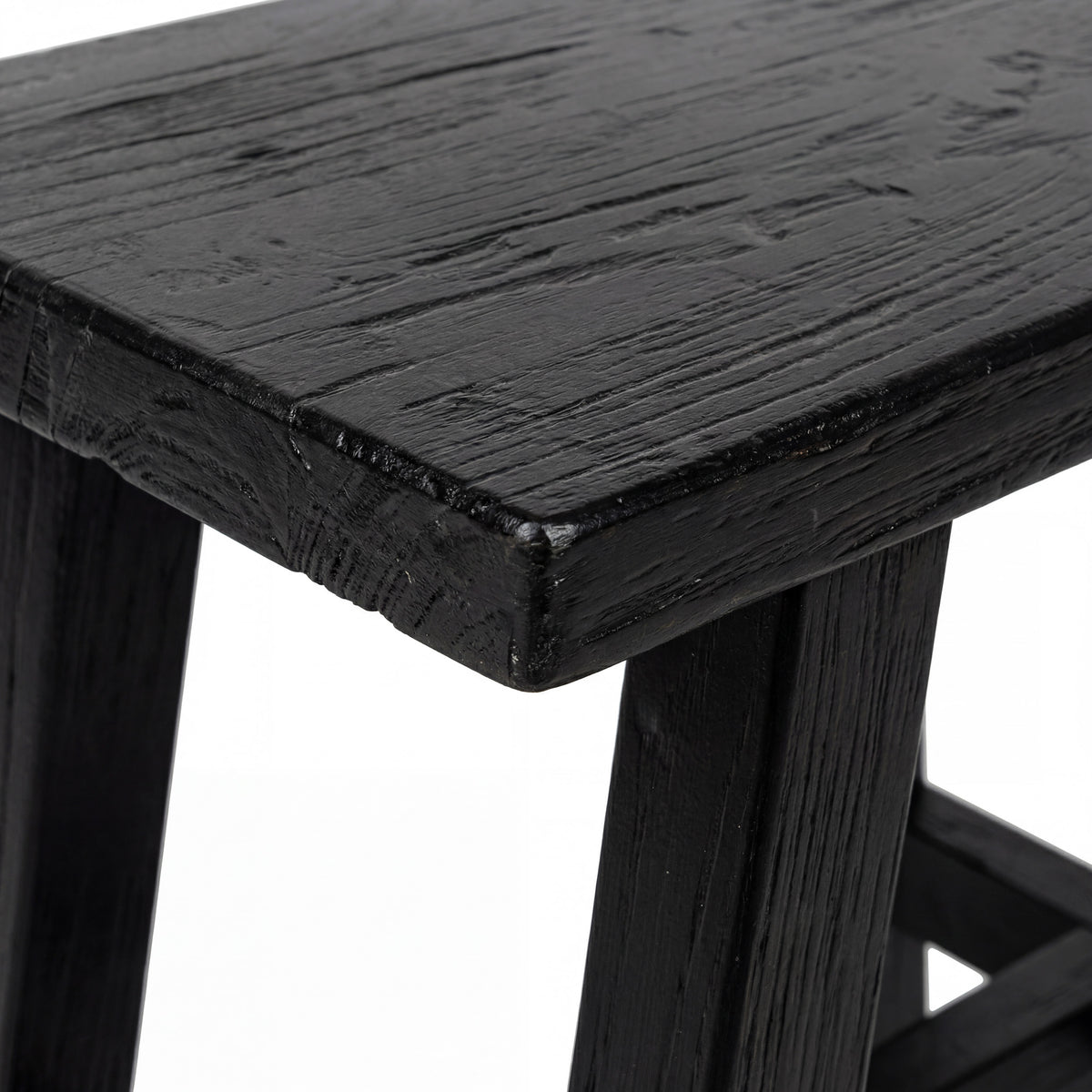 Détail de l'assise et du piètement du tabouret Dao en bois de teck recyclé noir - Maison Pavane