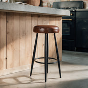 Tabouret de bar cuir marron de buffle pieds noirs Malo – Maison Pavane