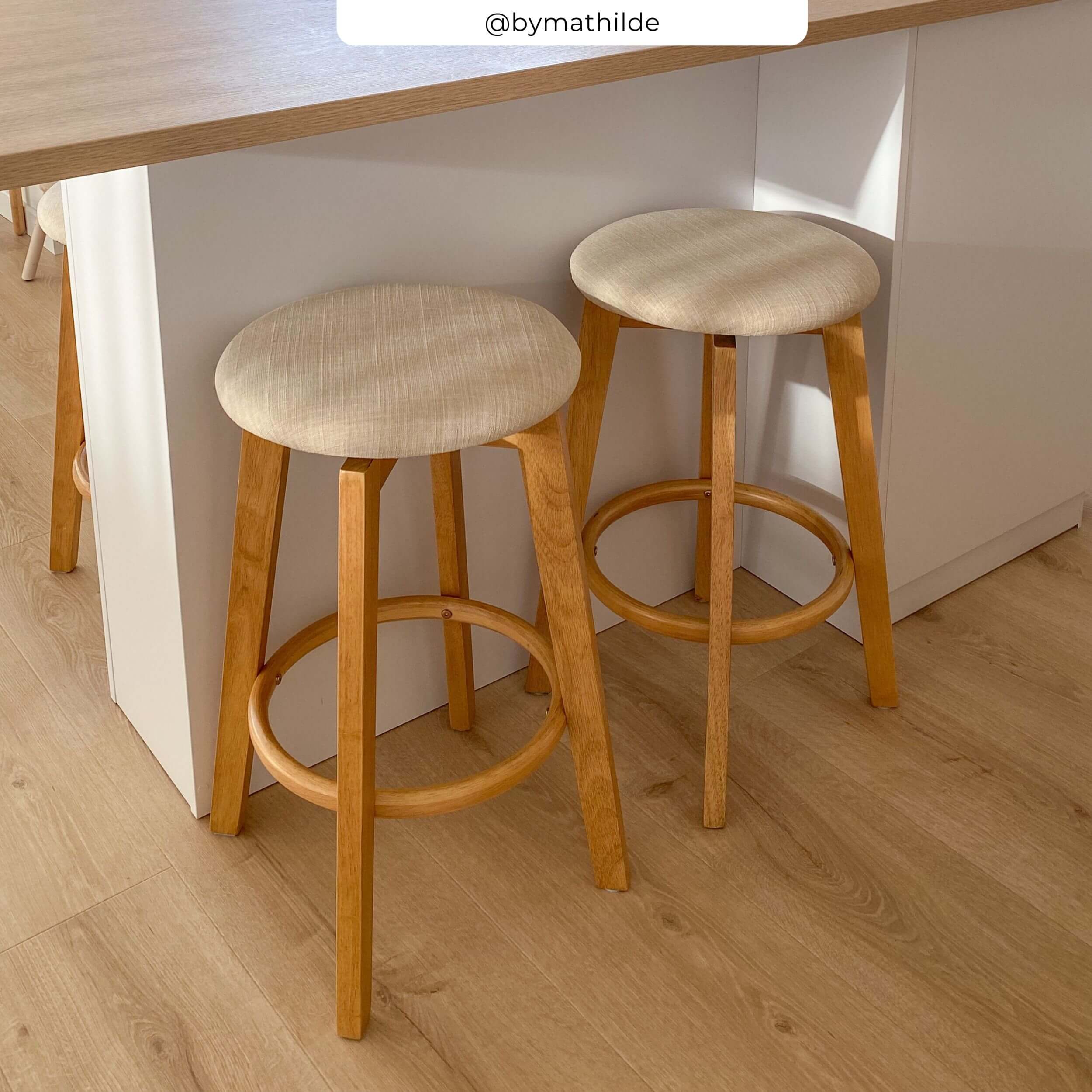 Tabouret de bar en bois clair et assise beige blanche