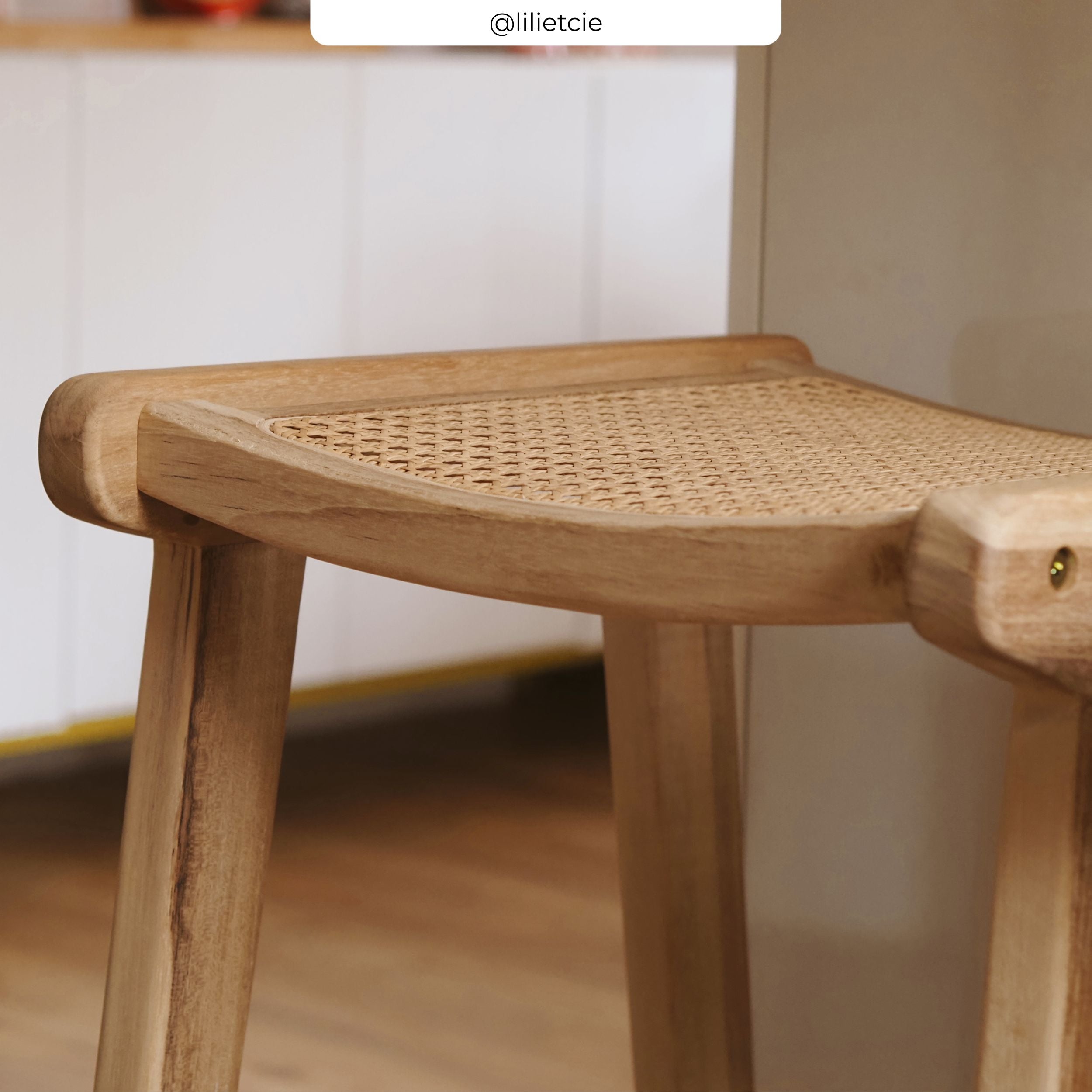 Omaha - Mittelhoher Barhocker aus Teakholz und natürlichem Rattan, 65cm