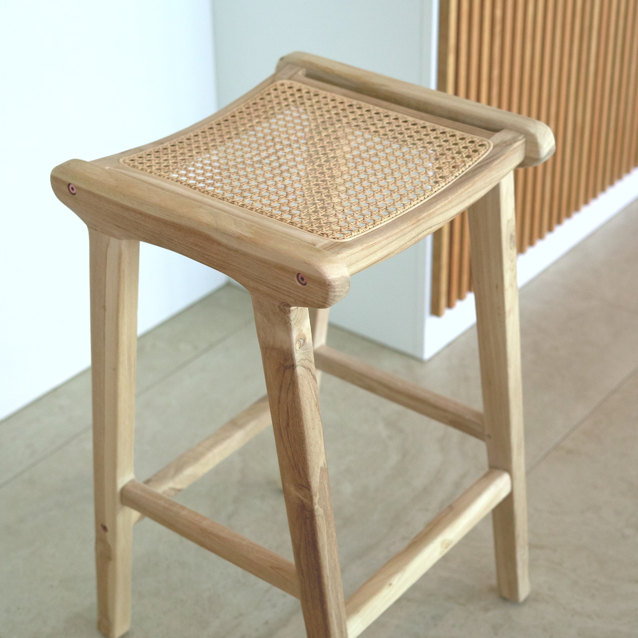 Omaha - Mittelhoher Barhocker aus Teakholz und natürlichem Rattan, 65cm