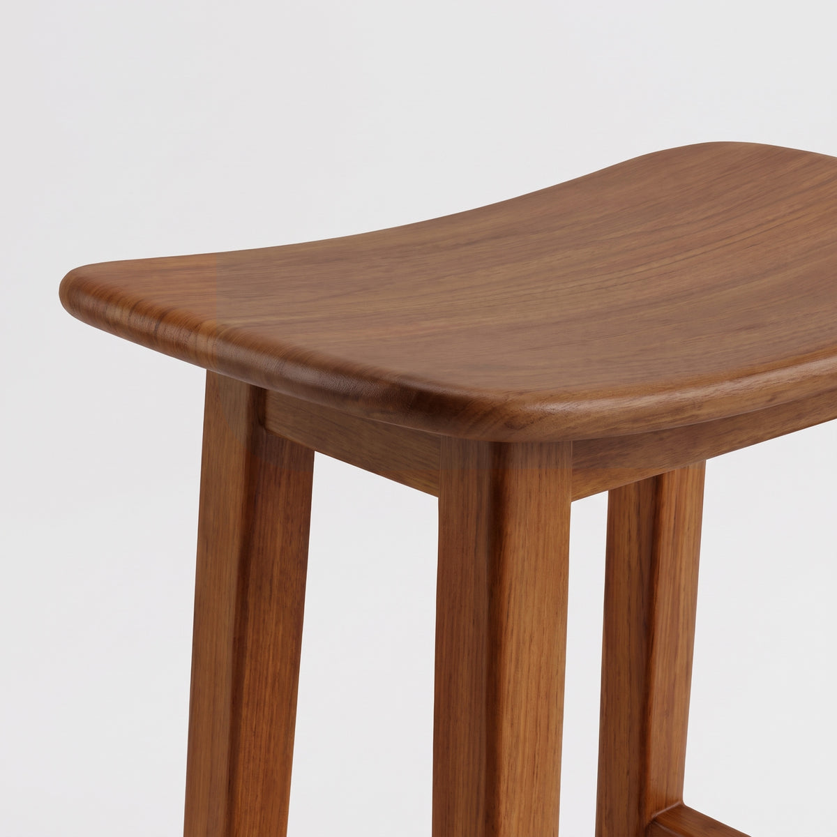 Détail de l'assise en bois de teck du tabouret de bar Vittoria - Maison Pavane