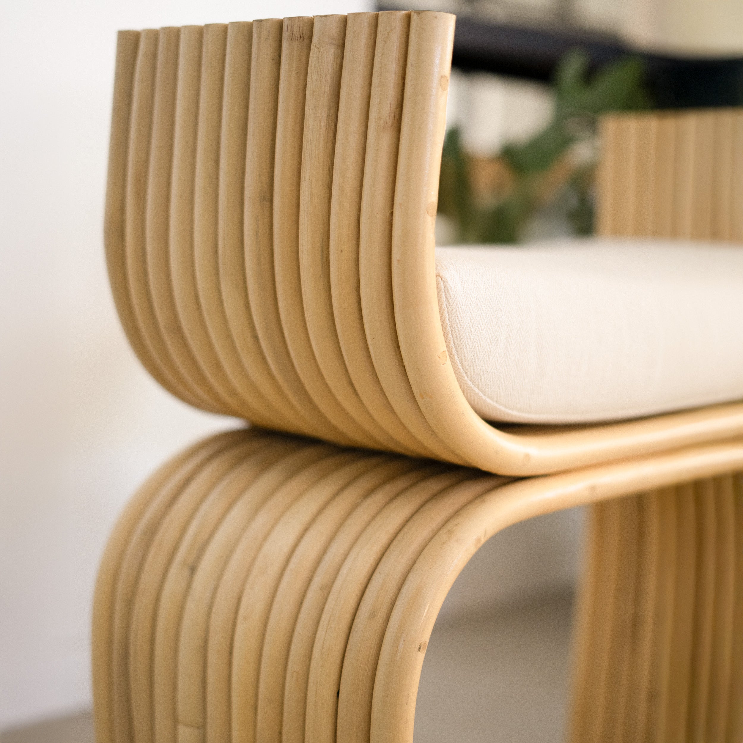 sgabello in rattan e tessuto bianco reane