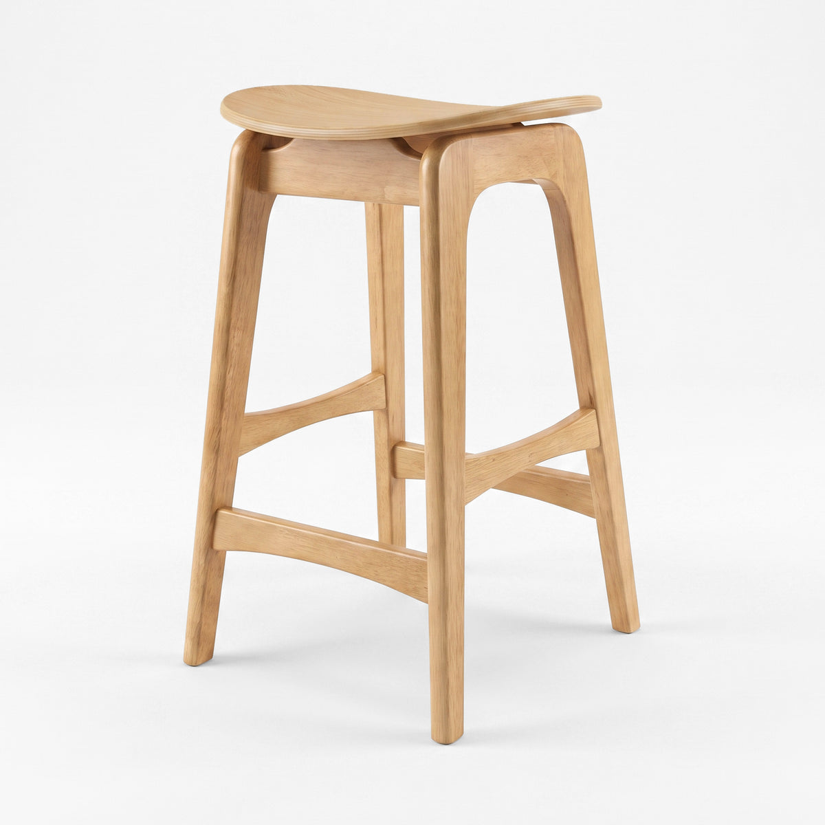 Tabouret pour îlot central Jude 63 cm en bois clair, vue trois-quarts - Maison Pavane