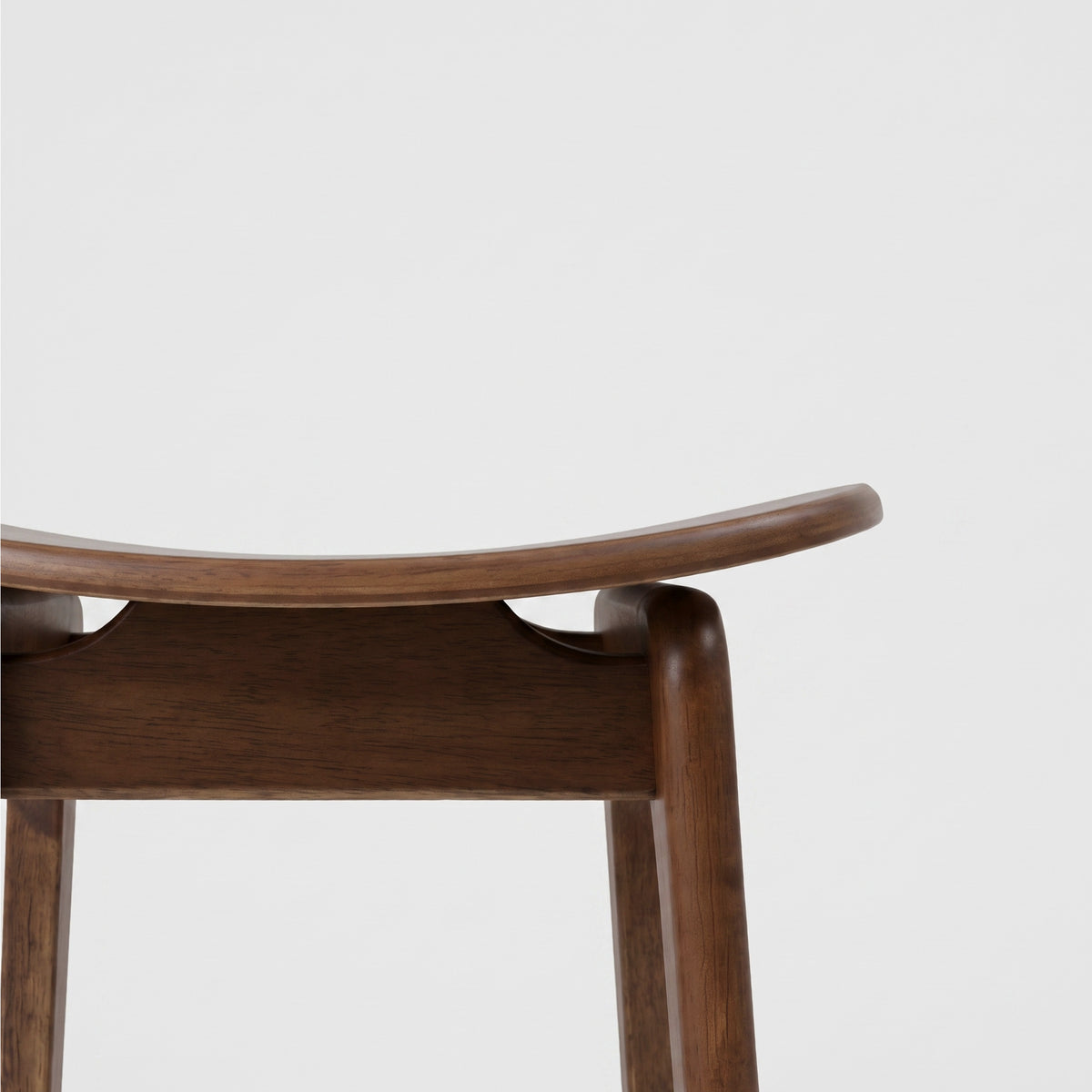 Détail de l'assise du tabouret pour îlot central Jude 63 cm en bois foncé - Maison Pavane