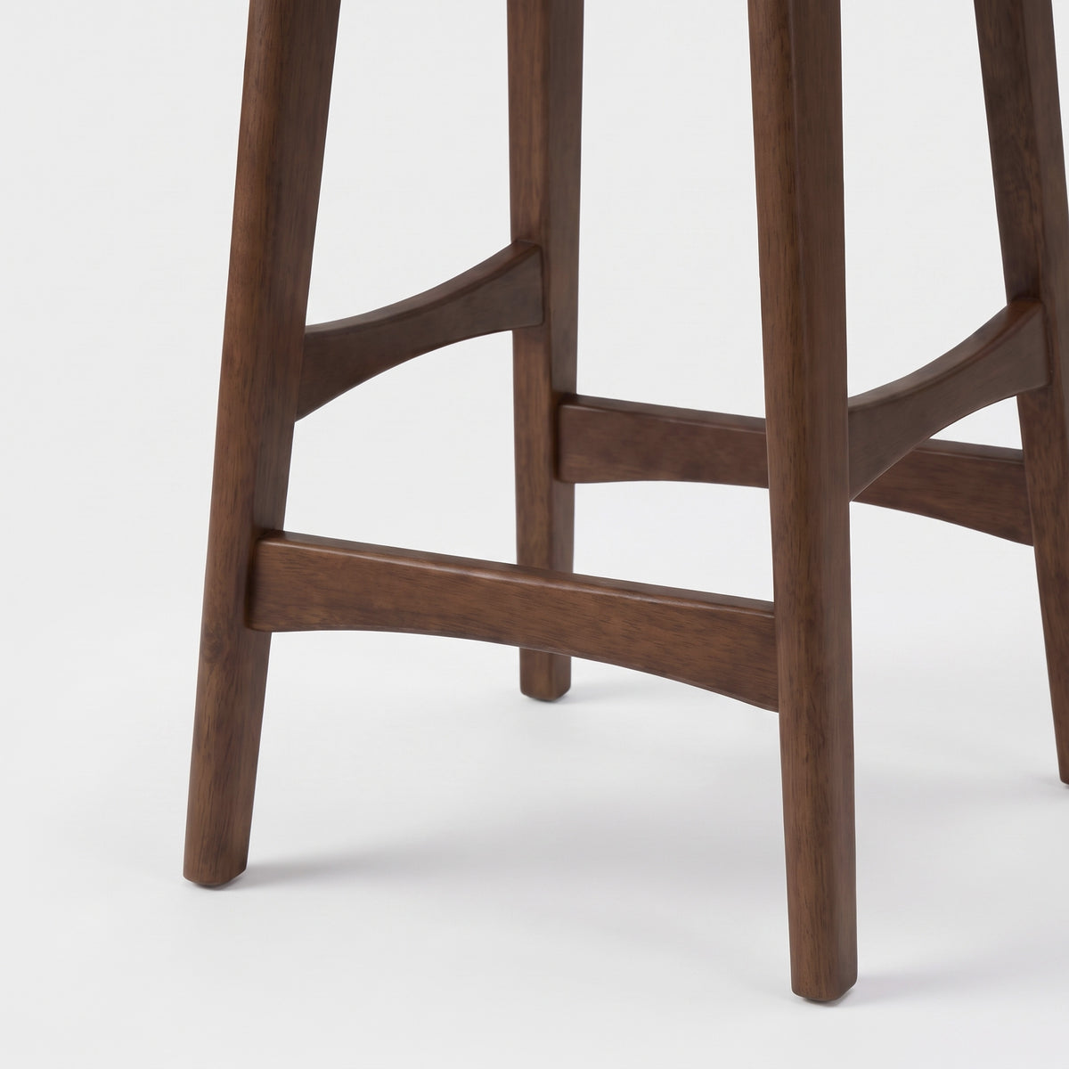 Détail du piètement du tabouret pour îlot central Jude 63 cm en bois foncé - Maison Pavane