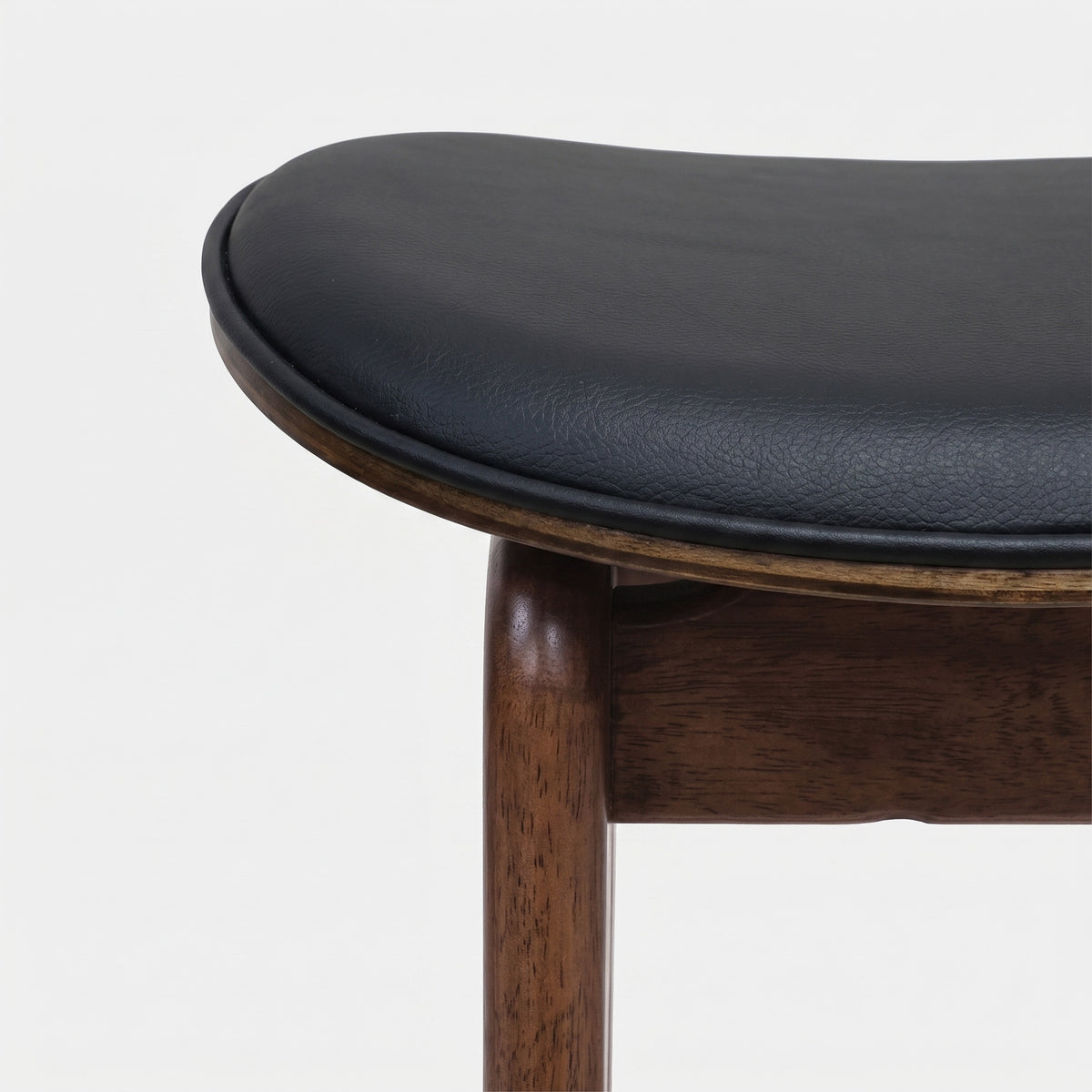 Détail de l'assise en similicuir noir du tabouret pour îlot central Jude 65,5 cm - Maison Pavane