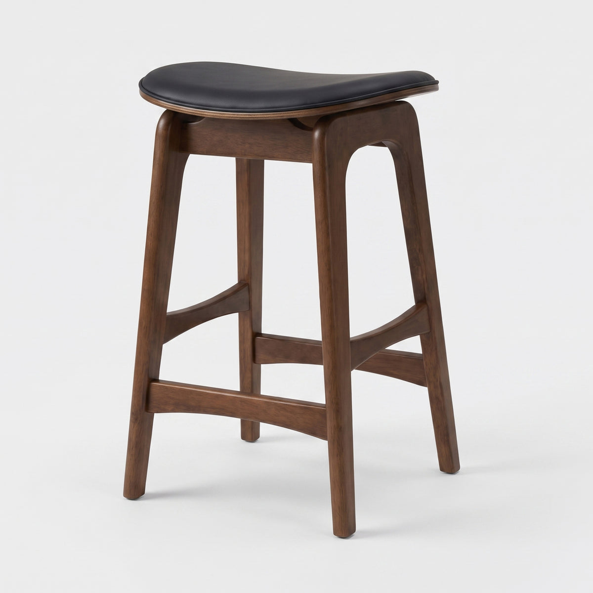Tabouret pour îlot central Jude 65,5 cm en bois foncé et similicuir noir, vue trois-quarts - Maison Pavane