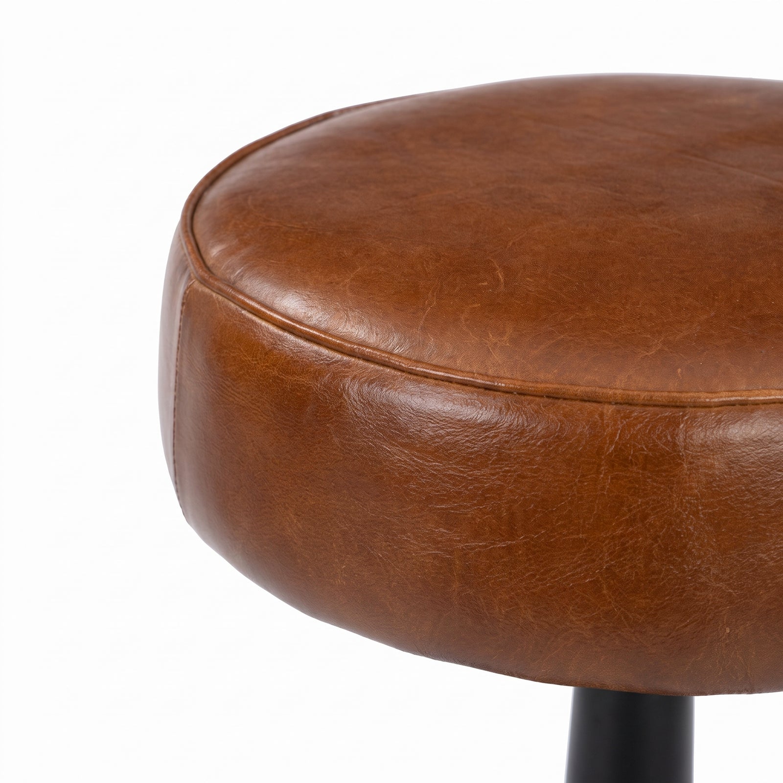Détail de l'assise en cuir de buffle marron du tabouret Lucien - Maison Pavane