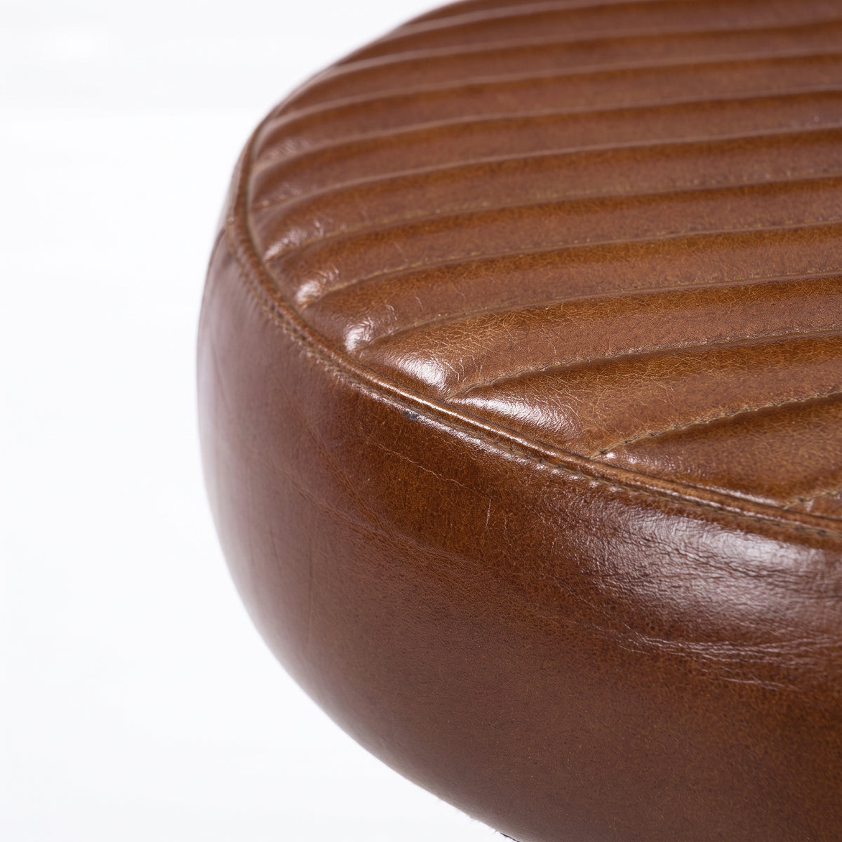 Détail de l'assise en cuir de buffle marron foncé du tabouret Lucien - Maison Pavane