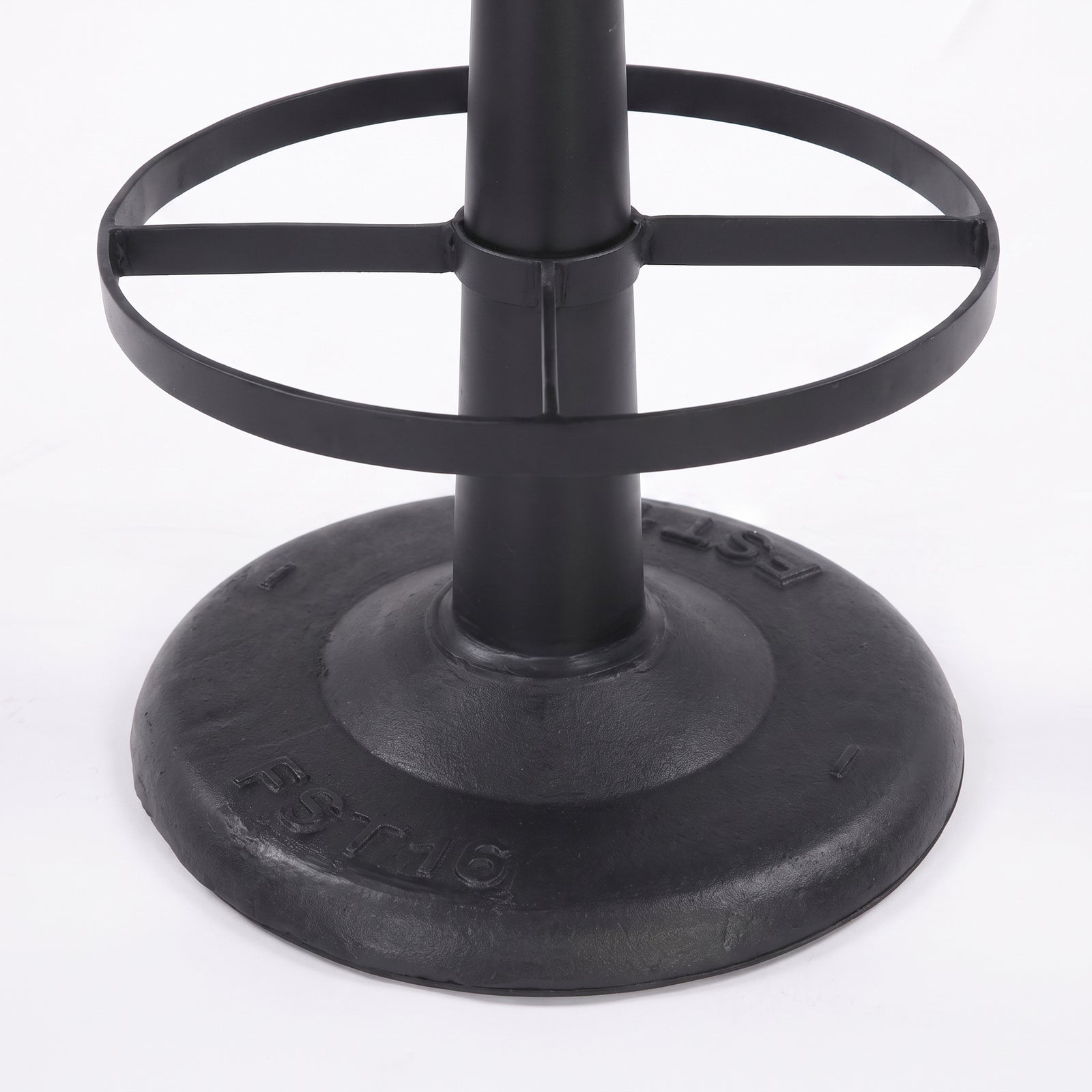 Détail du piètement et du repose-pieds en métal noir du tabouret Lucien - Maison Pavane