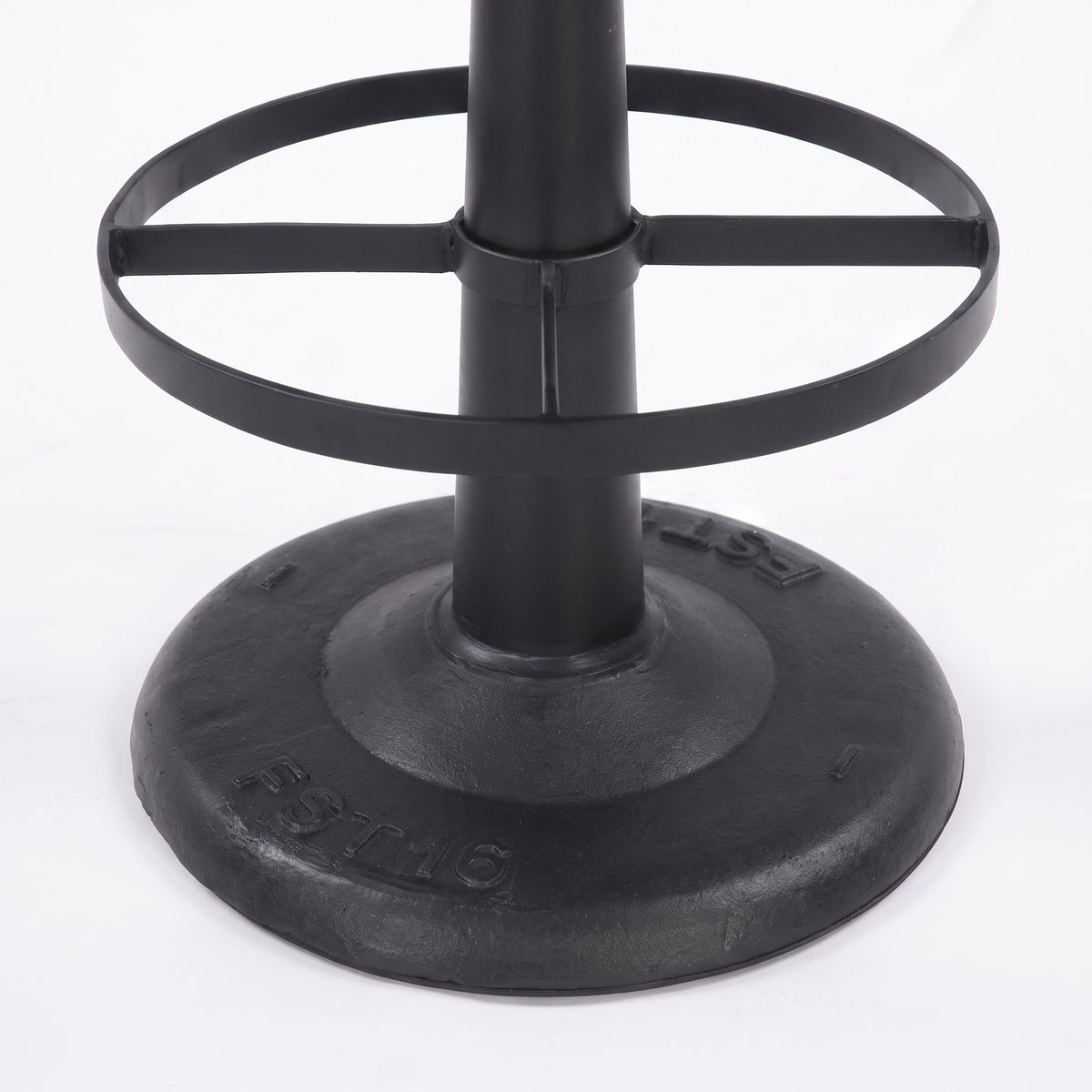 Détail du piètement et du repose-pieds en métal noir du tabouret Lucien - Maison Pavane