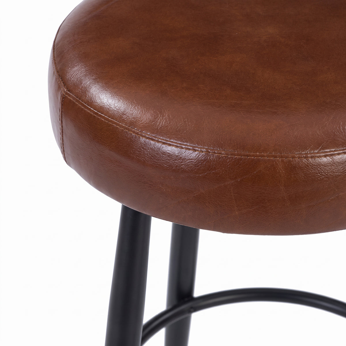 Détail de l'assise en cuir de buffle marron foncé du tabouret Malo - Maison Pavane