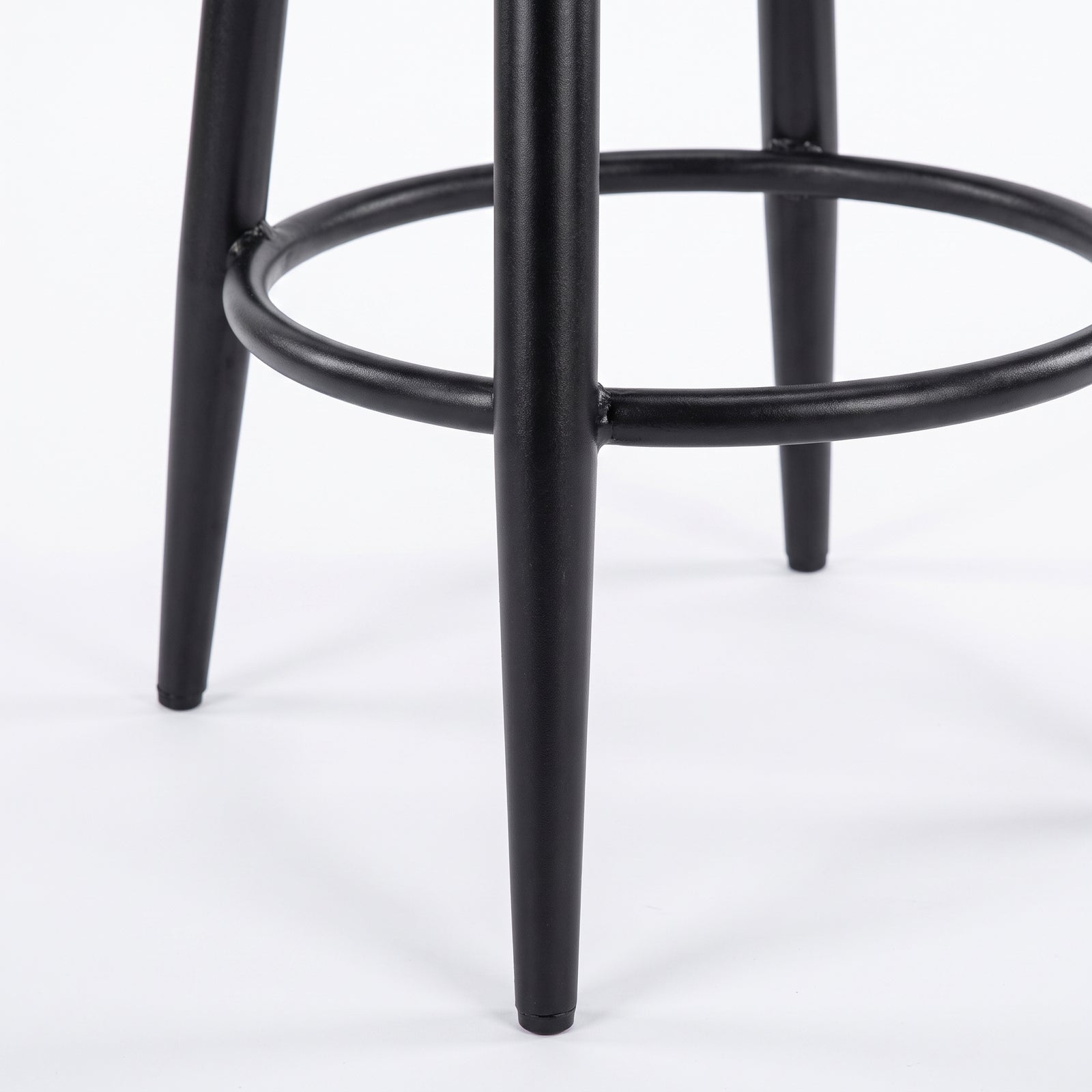 Détail du piètement et du repose-pieds en métal noir du tabouret Malo - Maison Pavane