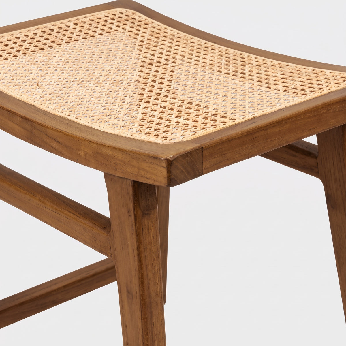Détail de l'assise en cannage en rotin du tabouret Jacques - Maison Pavane