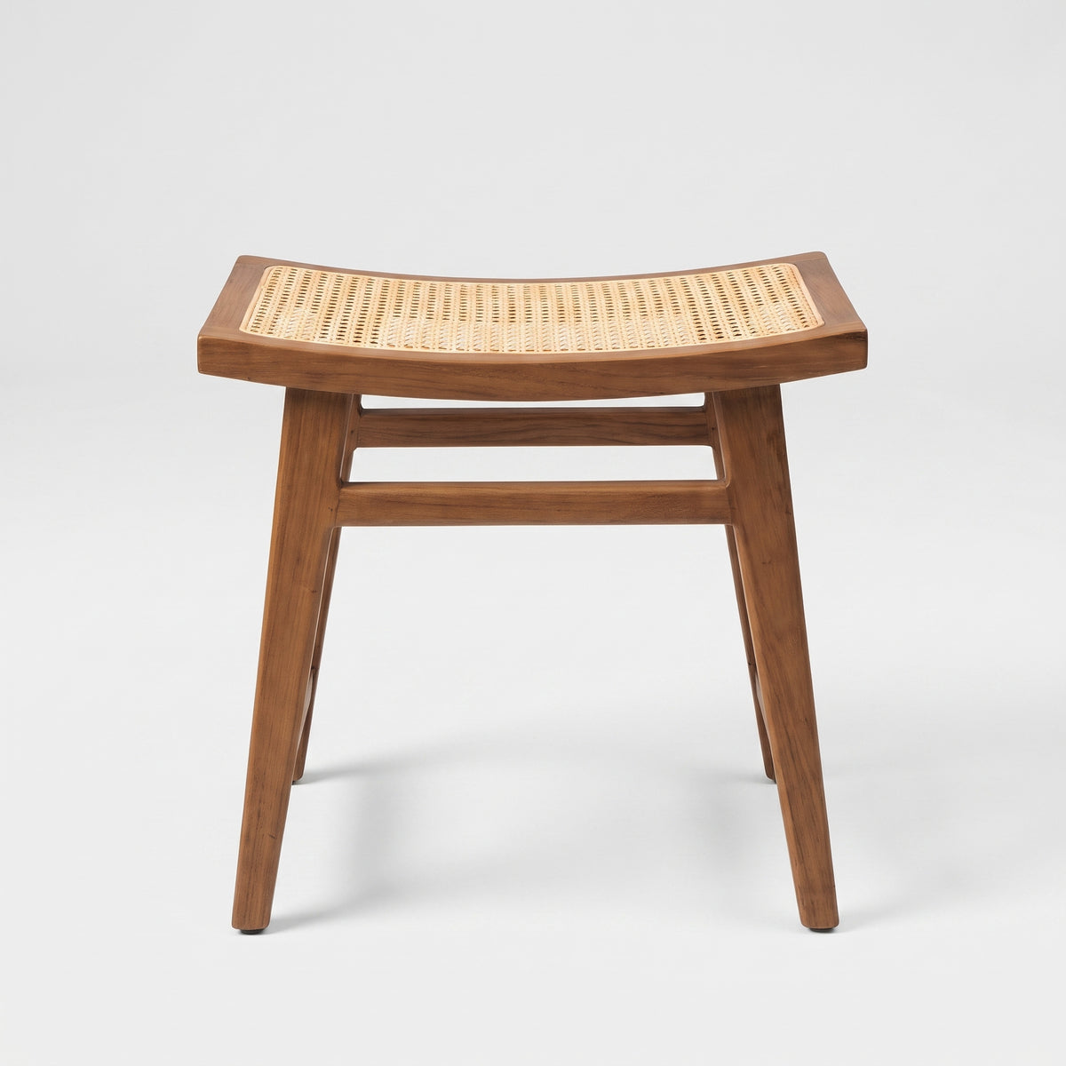 Tabouret Jacques en teck et cannage en rotin 47 cm, vue de face - Maison Pavane
