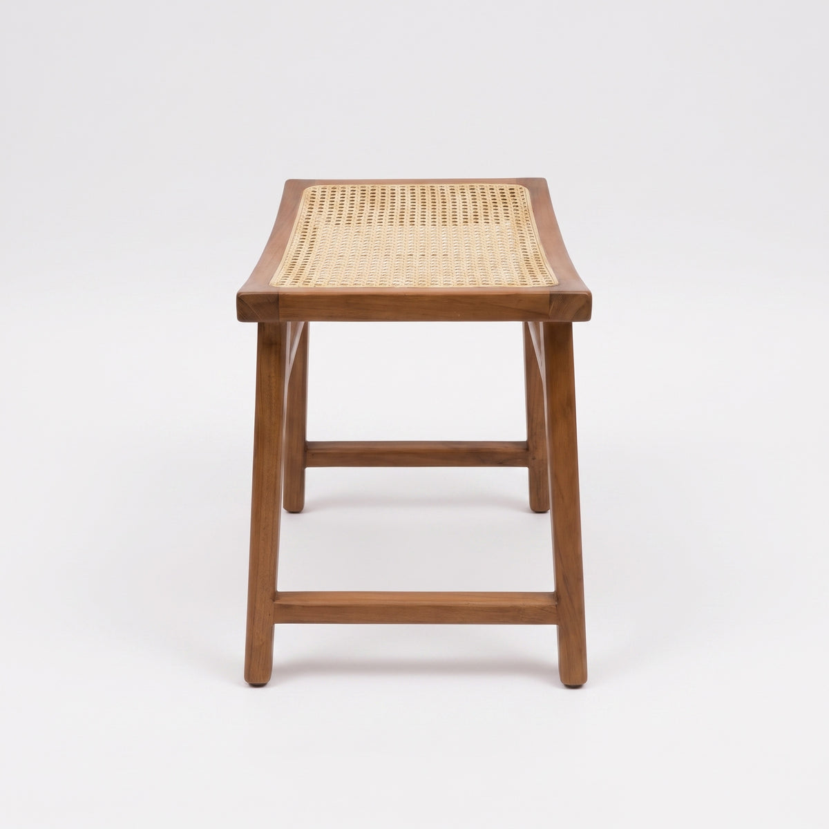Tabouret Jacques en teck et cannage en rotin 47 cm, vue de profil - Maison Pavane