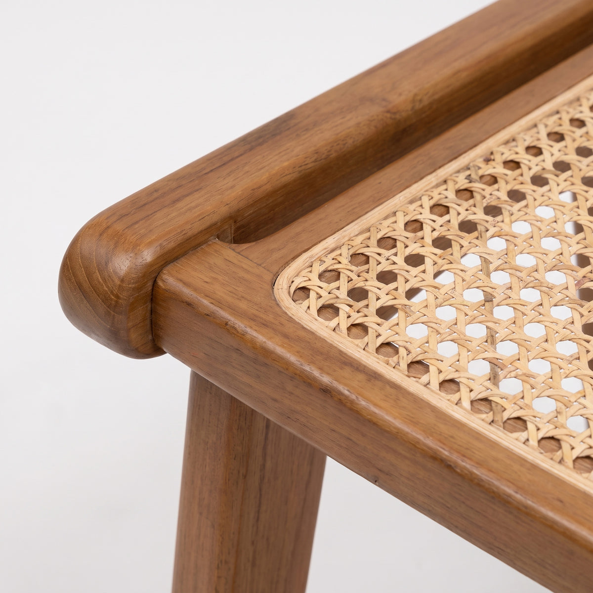 Détail de l'assise en cannage en rotin du tabouret Marcelle - Maison Pavane