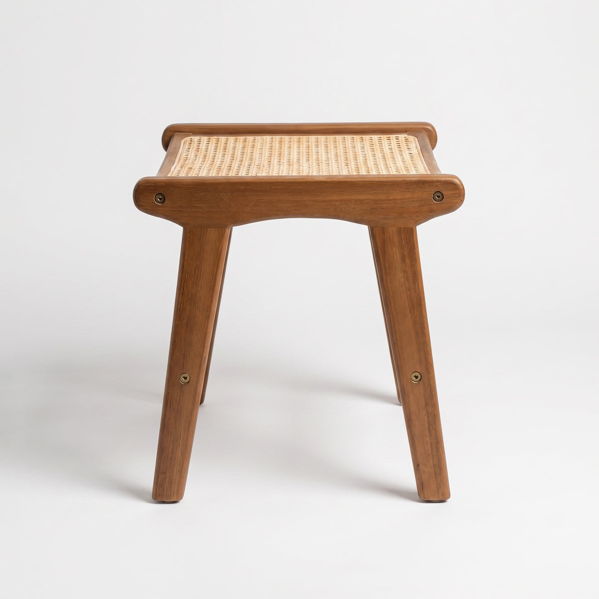 Tabouret Marcelle en teck et cannage en rotin 42,5 cm, vue de profil - Maison Pavane