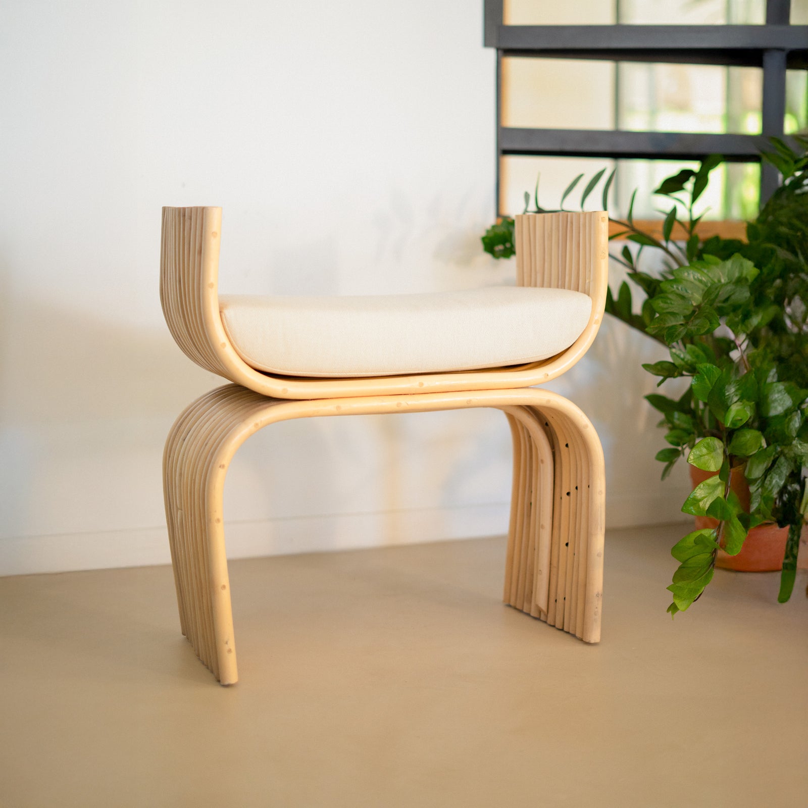 tabouret reane en rotin et tissu blanc rdv deco