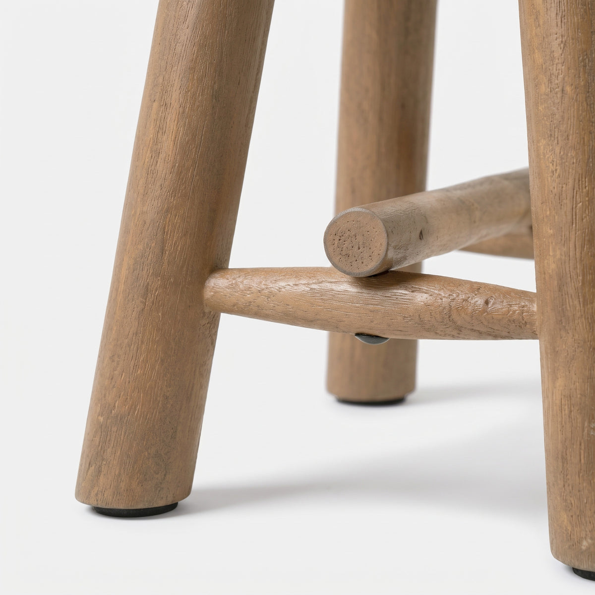 Détail du piètement en bois de manguier marron du tabouret Toxis - Maison Pavane