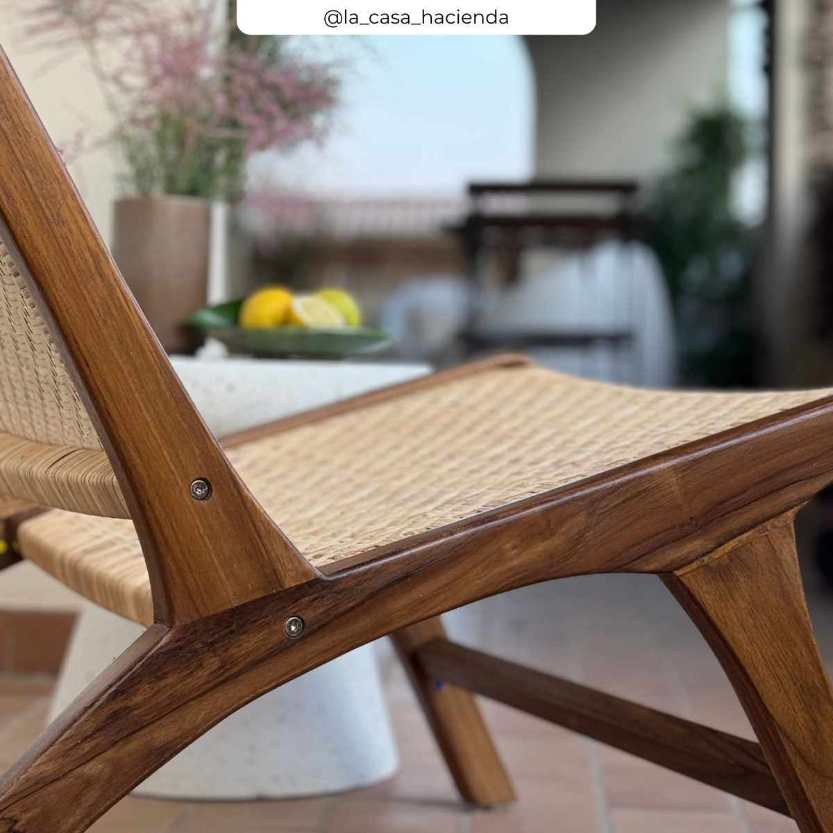 Fauteuil zoom tressage chevron et bois foncé – Maison Pavane