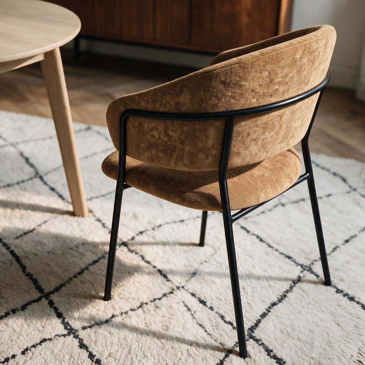 Vue de dos chaise caramel pieds métal noir – Maison Pavane
