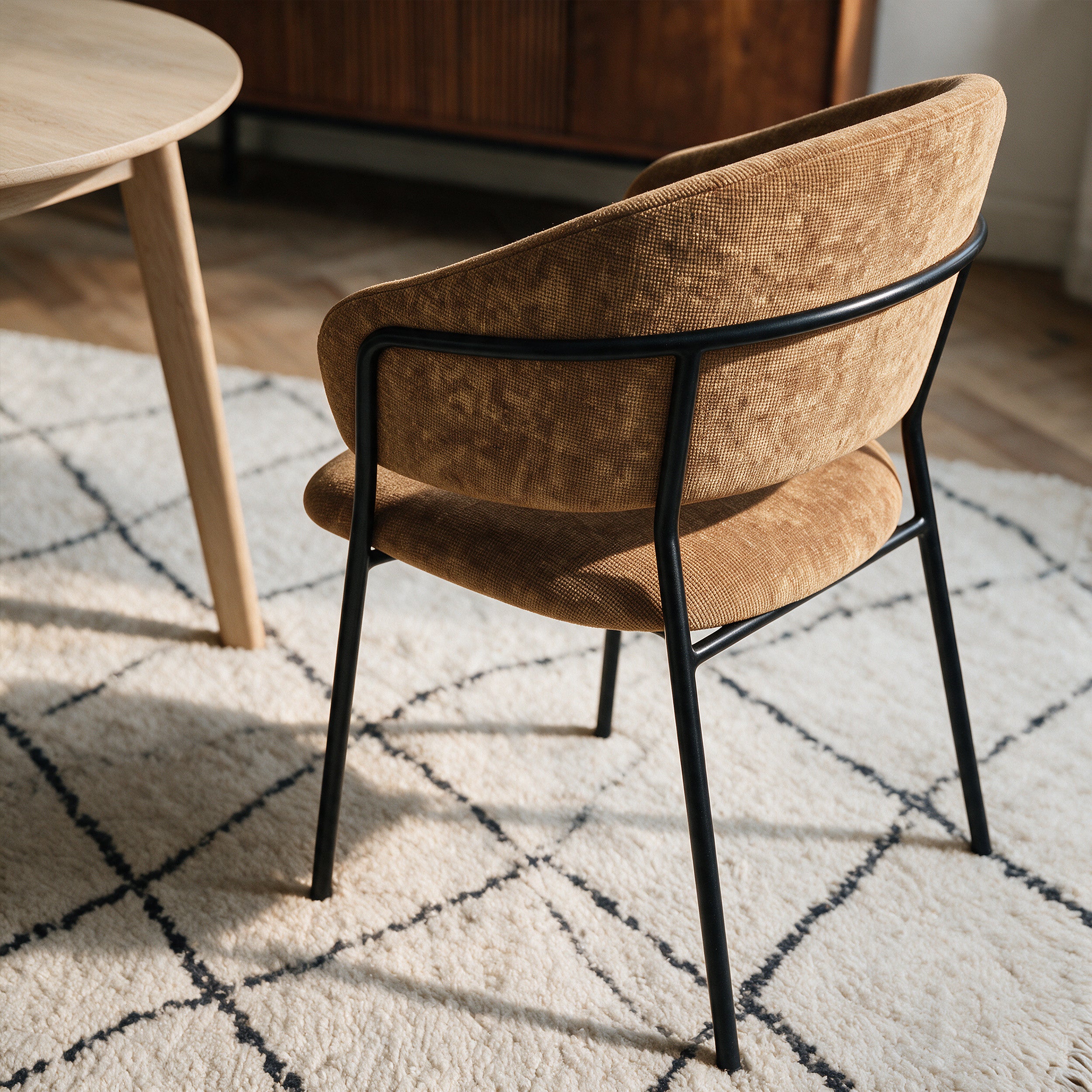 Lot de 2 chaises Amaya en tissu caramel et pieds en métal noir