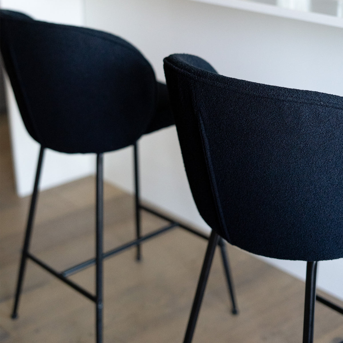 Vue de dos dossier chaise de bar full black – Maison Pavane