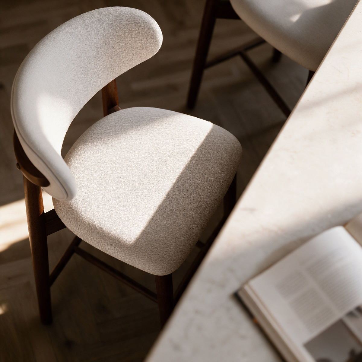 Lot de 2 chaises pour ilot central Yuna 64,5 cm en tissu beige et bois foncé