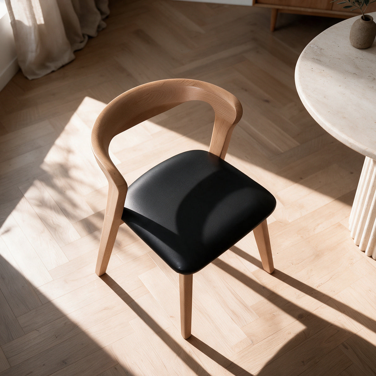 Vue du dessus chaise assise cuir synthétique noir dossier en bois clair – Maison Pavane