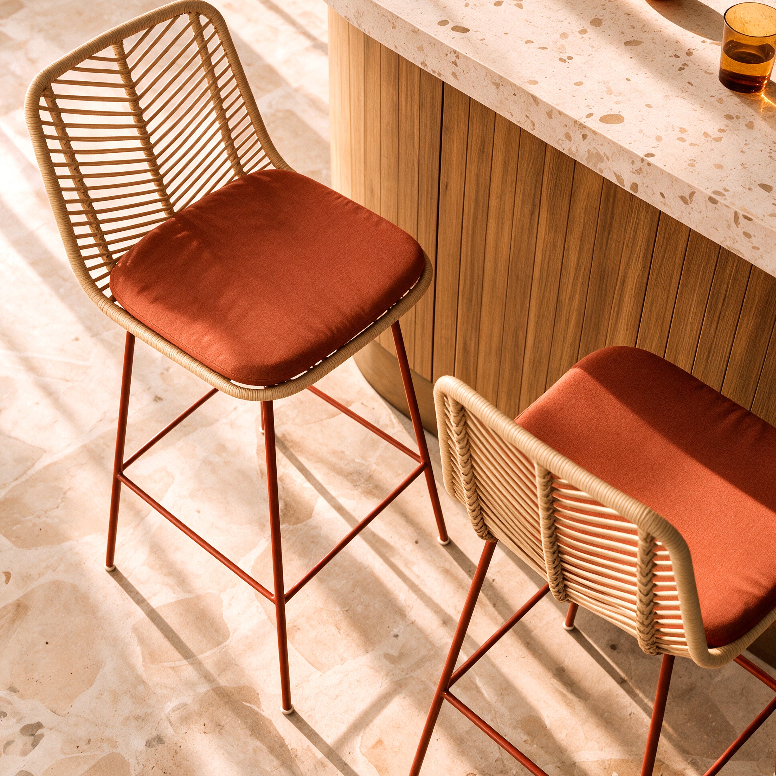 Lot de 2 chaises pour îlot central 66 cm Tamara en rotin et tissu orange vermillon