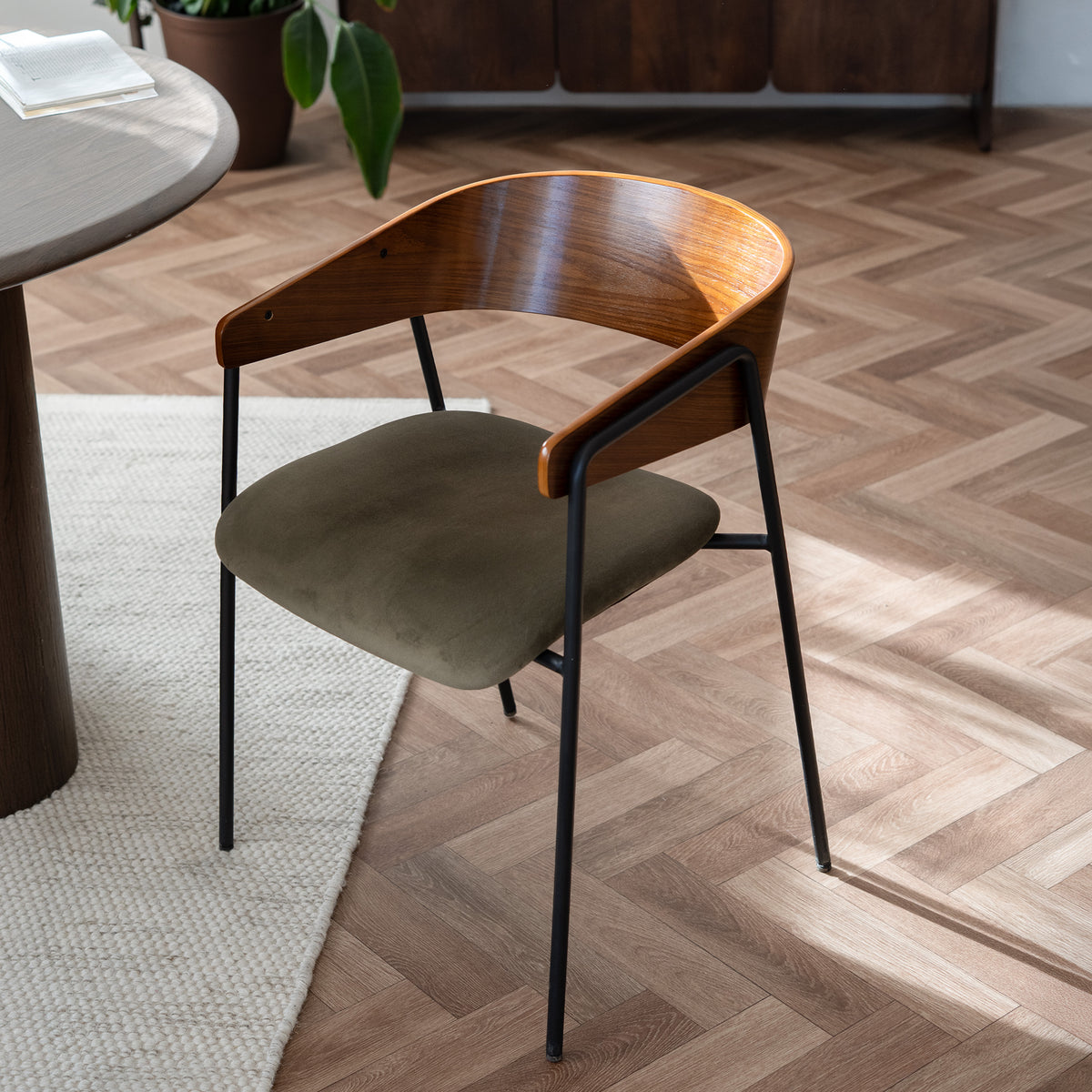 Vue du dessus chaise velours kaki dossier bois – Maison Pavane