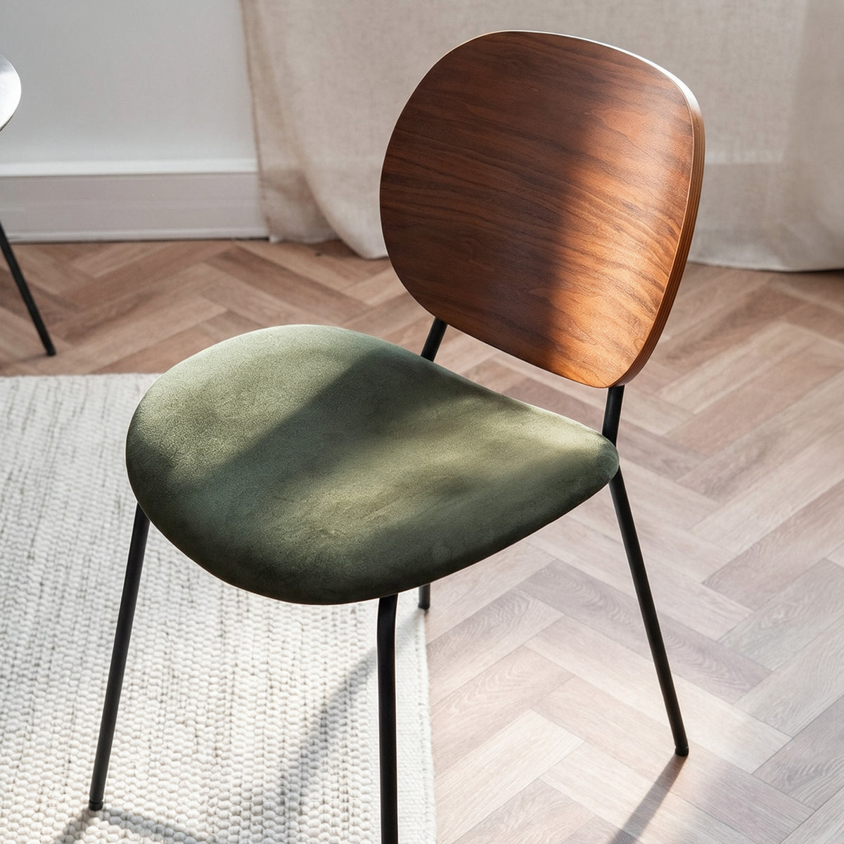 Vue du dessus chaise velours kaki et dossier bois – Maison Pavane