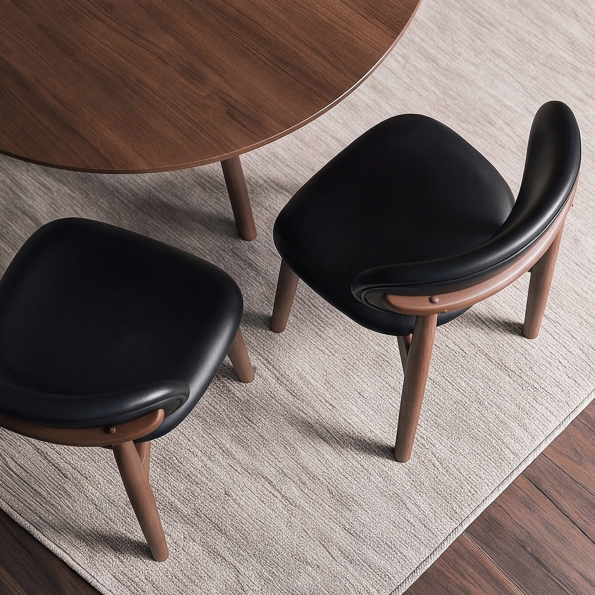 Vue du dessus deux chaises noires cuir synthétique – Maison Pavane