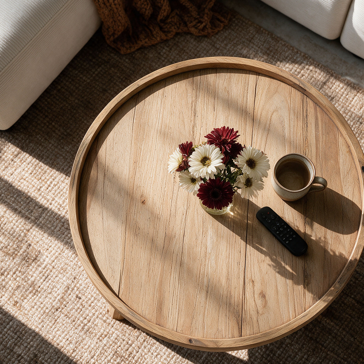 Vue du dessus plateau rond en bois bouquet de fleurs – Maison Pavane